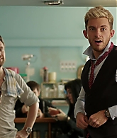 Crashing_S01E05_Episode_5_1080p_0819.jpg