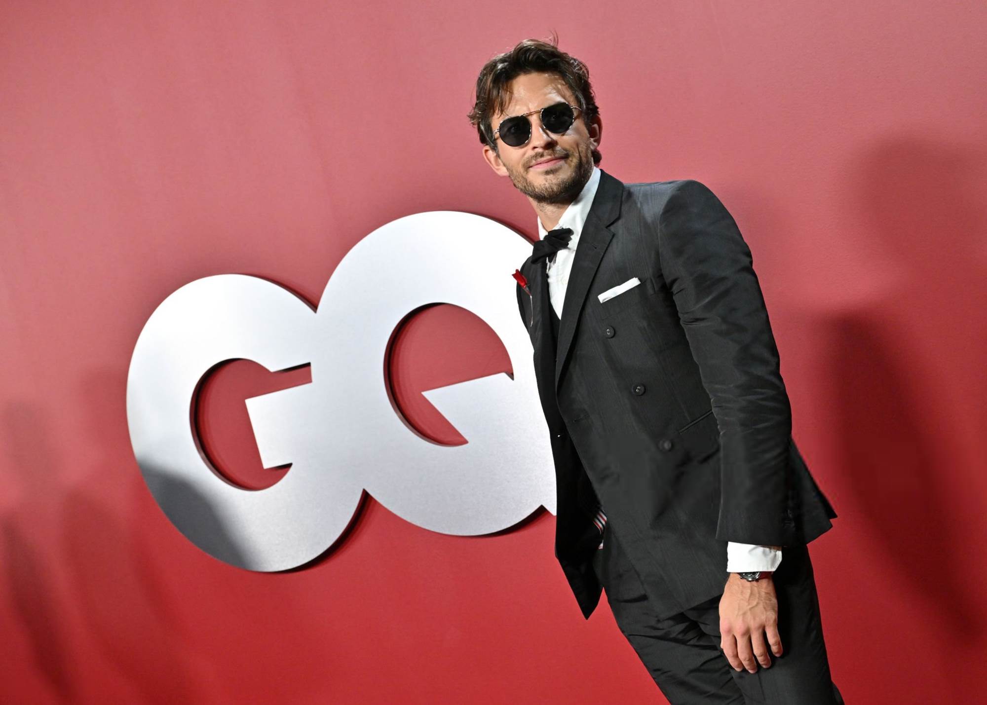 jonathanbaileyonline_gqmenyear23_arrivals_28729.jpg