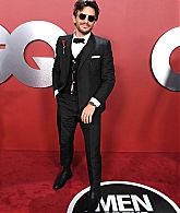jonathanbaileyonline_gqmenyear23_arrivals_281129.jpg