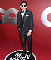 jonathanbaileyonline_gqmenyear23_arrivals_281429.jpg