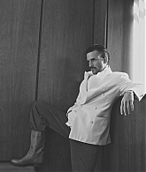 jonathanbaileyonline_esquire25issue_281129.jpg