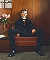 jonathanbaileyonline_esquire25issue_28129.jpg