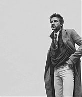 jonathanbaileyonline_esquire25issue_28729.jpg