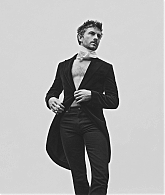 jonathanbaileyonline_esquire25issue_28829.jpg