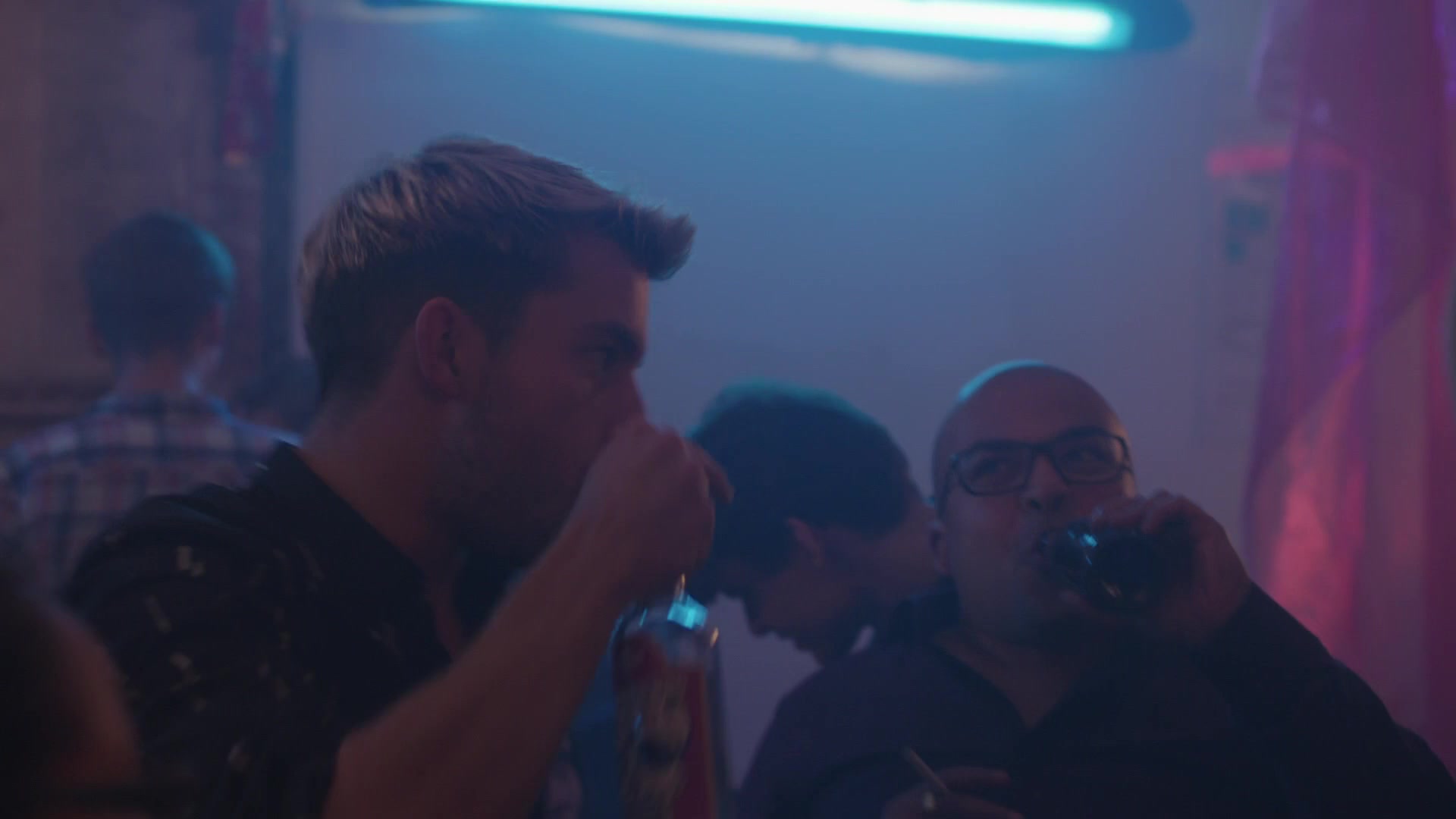 Crashing_S01E01_Episode_1_1080p_0826.jpg
